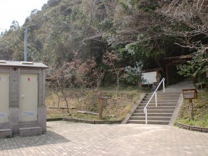 七岳登山口公園にある七ツ岳の登山道入口とトイレ