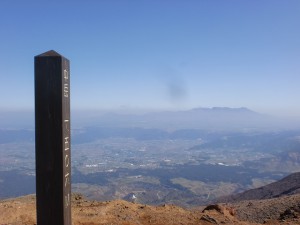 阿蘇中岳山頂から九重連山方面の眺望の画像