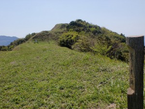 障子ヶ岳山頂（障子ヶ岳城址）の北の曲輪跡から二の丸跡、本丸跡を望むの画像