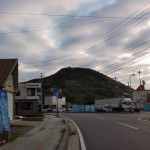 比田勝港前の車道から見上げる権現山の画像