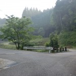 鮎帰りバス停から林道に入ってすぐの分岐地点の画像