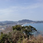 毘沙門山頂から見る長浜海岸と柑子岳の画像