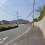 長浜海岸沿いの車道から見る柑子岳の画像