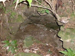 宮地岳登山道にある謎の石造りドーム（フラッシュ）の画像