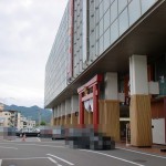 富士山駅前バスターミナルから見る富士山駅の画像