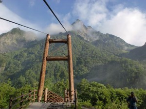 明神橋から見上げる明神岳の画像