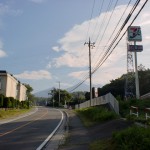 中央道小淵沢インター近くの県道11号線沿いにあるセブンイレブン前の画像