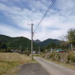 今村バス停から岳滅鬼山に続く農道（林道）の画像