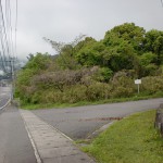 陸上自衛隊別府駐屯地南側の堺川沿いの林道に入る個所