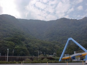 うみたまご側から見る高崎山自然公園と高崎山の画像