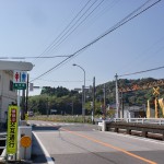 西上浦小学校先の信号と踏切の画像