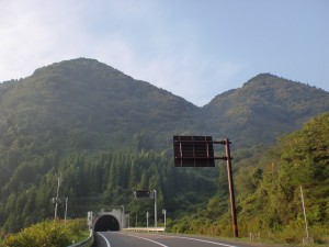 大龍山トンネルから見る大龍山の画像