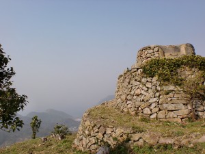御嶽（御岳）山頂にある石積みの物見台の画像