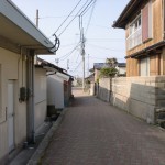 姫島の漁港前の路地の画像