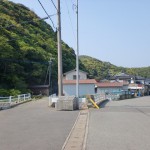 尾崎砲台群に続く軍道の入口にある土寄橋と軍道に入る個所の画像