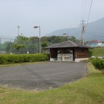 矢筈岳海バス０ｍ登山口近くにある倉岳中学校グランド横の公衆トイレと駐車場の画像