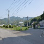 県道34号線の右手に見える次郎丸岳登山口の駐車場の画像
