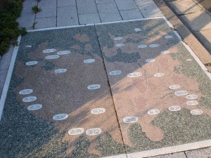 門司駅裏手のミニストップから南側の長崎街道に埋め込まれている地図の画像