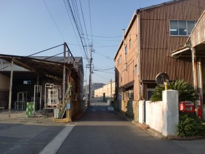 大里宿から手向山途中の町工場の連なる長崎街道の画像