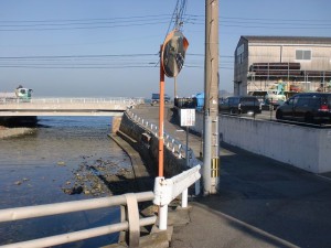 長崎街道の高浜橋手前から国道199号線に出る川沿いの歩道の画像
