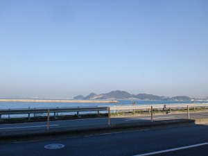 長崎街道の高浜橋近くの国道199号線から見える海の向こうの下関の画像