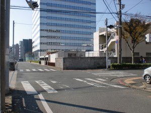 長崎街道小倉城下の門司口橋を渡って左折し踏切を渡った先にある交差点の画像