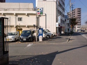 長崎街道小倉城下の門司口橋を渡って左折し踏切を渡った先の交差点を右折した先のコインパーキング前の路地入口の画像