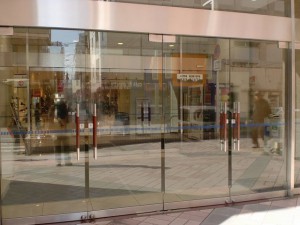 小倉駅前のコレット東側入口のドアの画像