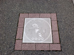 常盤橋から西小倉駅方面に延びる長崎街道に埋め込まれた長崎街道のプレートの画像