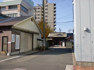西小倉駅前の通り（清張通り）から妙浄寺前に入る路地入口の画像