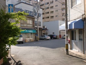 西小倉駅近くの長崎街道を横切る国道199号線を超えた先の右斜め前に街道が曲がる地点の画像