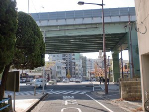 小倉城下の長崎街道を都市高速が横切るところの画像