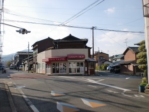 九州鉄道茶屋町橋梁横の路面に埋め込まれた長崎街道を示すプレート