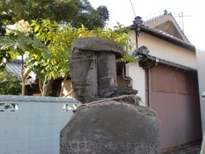 長崎街道小倉城下の街道沿いに置かれている足の像の画像