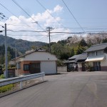 ＪＲ本牟田部駅の歩道橋のある側の出口から３０ｍほどにある４差路の画像