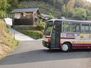 樋桶山登山口バス停（大交北部バス）バス来たの画像