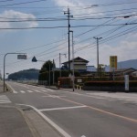 妻山神社の先の歌垣公園に入る交差点の画像