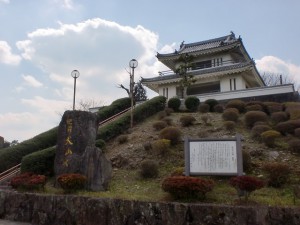 犬山岳山頂のお城の形をした展望台の画像