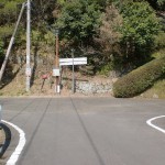 有田ダム（黒髪山・本城岳登山口）から白川キャンプ場に入るＴ字路の画像