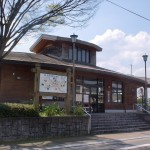 ＪＲ相知駅（唐津線）と相知駅前バス停（昭和バス・相知町花タウンバス）の画像