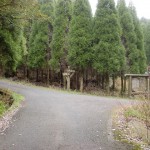 国道498号線の旧道にある栗ノ木峠の八天岳登山口（林道入口）分岐地点の画像