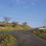 神田駅前から韮岳登山口に向かう途中のＴ字路を左折してすぐのＴ字路の画像