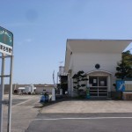 前津吉港桟橋待合所と平戸市ふれあいバスの前津吉桟橋バス停の画像