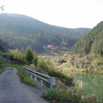 人形石山登山道入口に至る途中のの林道を出たところにある貯水池付近の画像