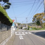 浦ノ崎駅の北側の踏切前の交差点の画像