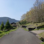 西分バス停前の５差路から農道を上がったところにある人形石山登山口への分岐地点の画像