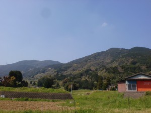 西分バス停付近から見る人形石山と国見岳の画像