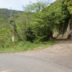 小路池の横にある龍王山の登山道入口となる林道入口の画像