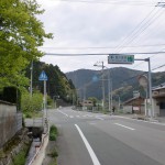 成川バス停そばの成川渓谷入口のＴ字路の画像