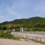 白鳥動物園入口前の駐車場前から見る与治山の登山口方面の画像